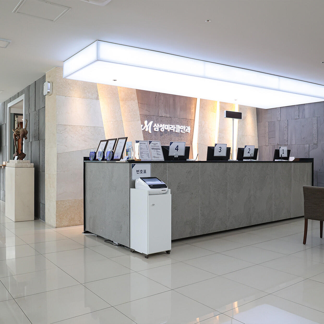 Reception area of Samsung Miracle Eye Clinic in Gangnam, Seoul — modern design and patient-friendly layout