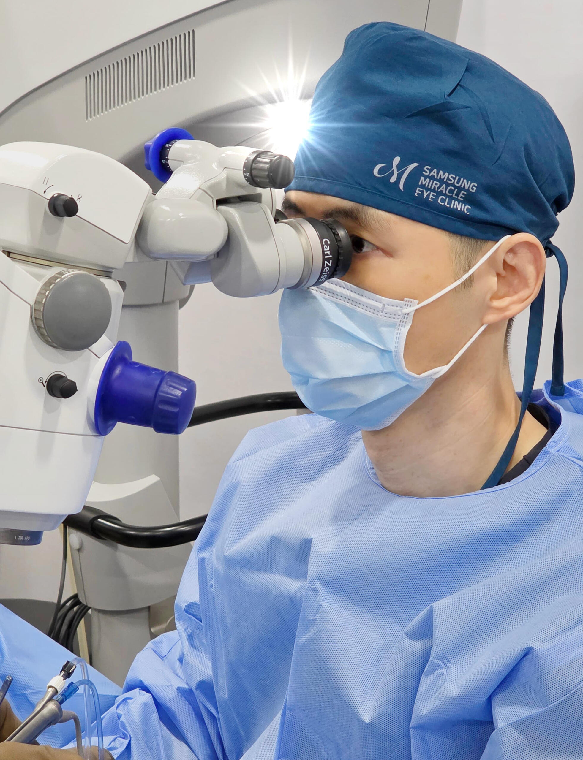 Dr. Kim performing cataract and IOL surgery at Samsung Miracle Eye Clinic in Seoul, Korea